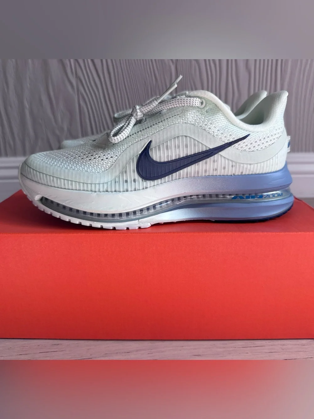Nike Women's Pegasus Premium Sz: 7.5 in Barely Green / Blue Void